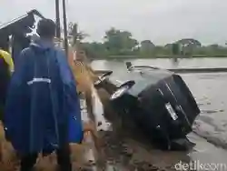 Mobil Pemudik dari Kebumen Tersesat dan Masuk ke Sawah di Klaten Akibat Sopir Diduga Ngantuk